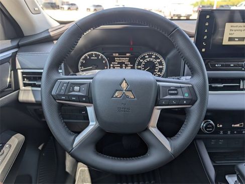 New 2025 Mitsubishi Outlander SE image 15