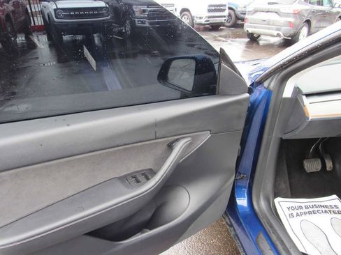 Used 2022 Tesla Model Y Long Range image 12