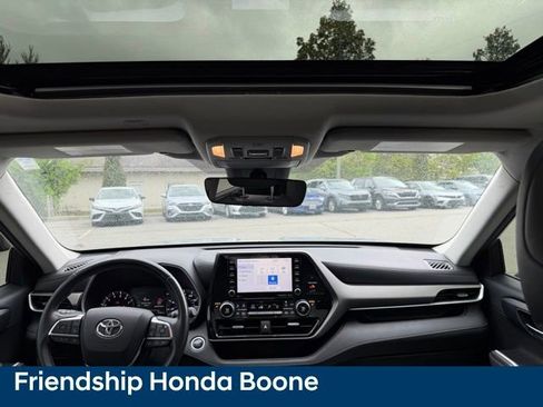 Used 2020 Toyota Highlander XLE AWD/4WD image 49