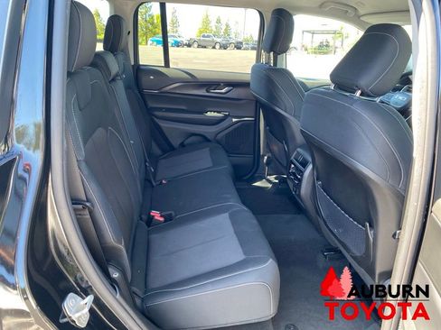 Used 2023 Jeep Grand Cherokee Laredo w/ Luxury Tech Group I AWD/4WD image 17