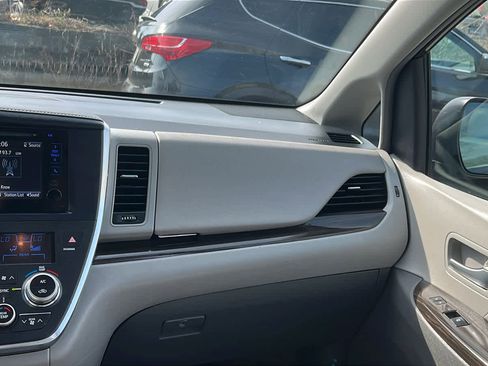 Used 2017 Toyota Sienna XLE AWD/4WD image 28