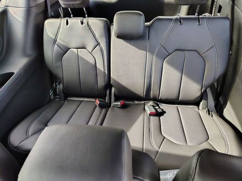 New 2026 Chrysler Pacifica Select image 3