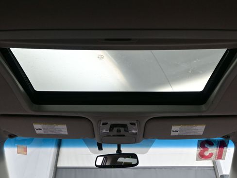 Used 2013 Toyota Sienna XLE image 19