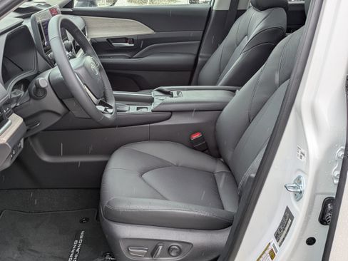 New 2026 Toyota Grand Highlander FWD image 10
