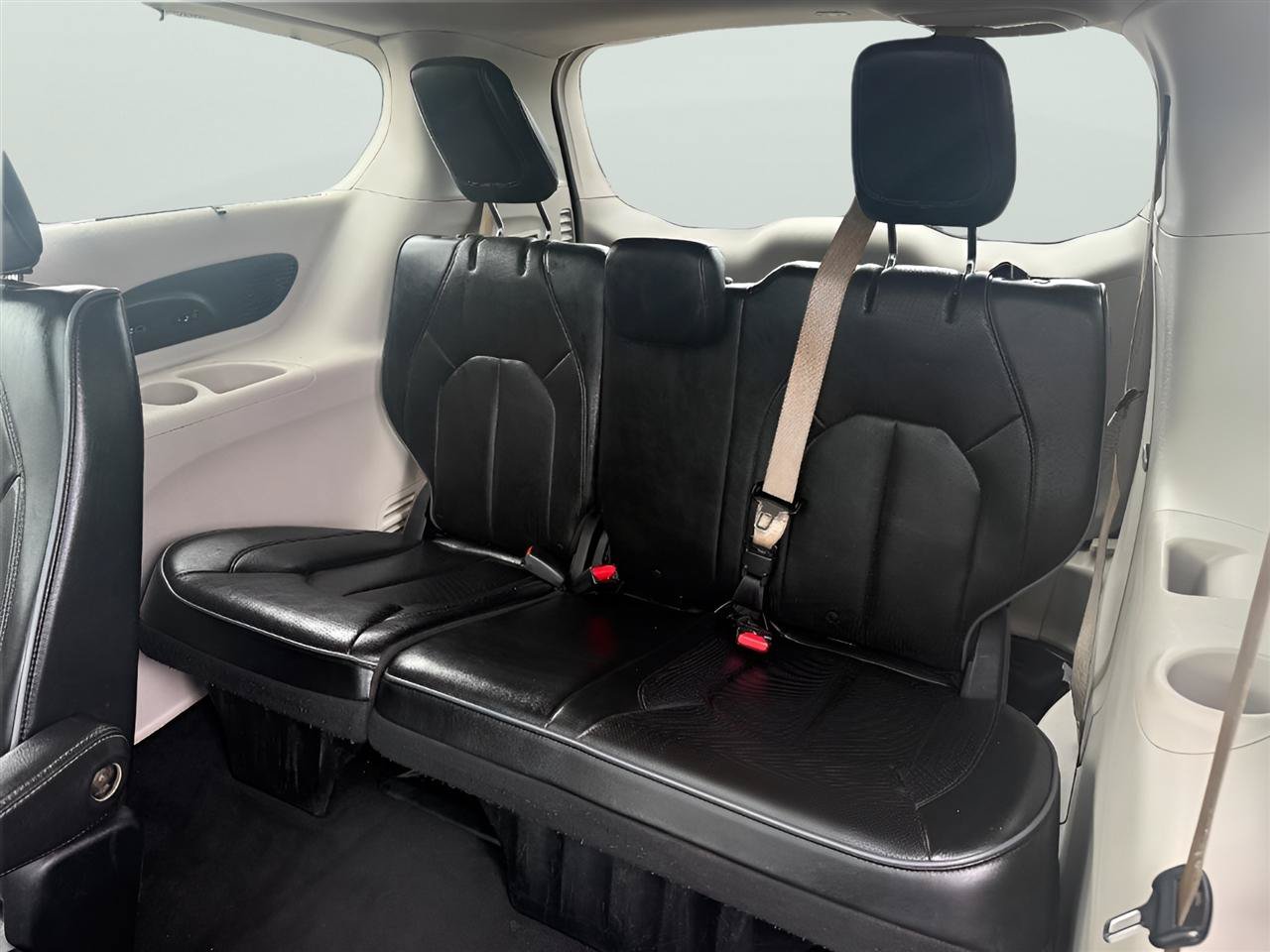 Used 2018 Chrysler Pacifica Limited FWD image 12