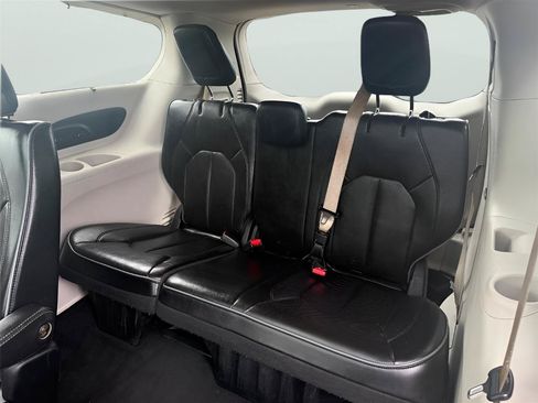 Used 2018 Chrysler Pacifica Limited FWD image 12