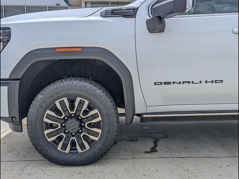 New 2026 GMC Sierra 2500 Denali Ultimate w/ LPO, Black Badging Package AWD/4WD image 10