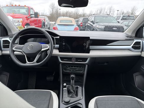 Used 2025 Volkswagen Taos SE w/ Panoramic Sunroof Package image 9