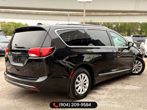 Used 2019 Chrysler Pacifica Touring-L image 5