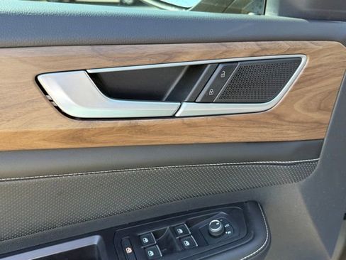 Used 2024 Volkswagen Atlas SE image 15