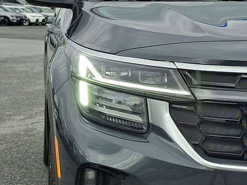 Certified 2025 Kia Seltos SX w/ SX Sunroof Package image 9