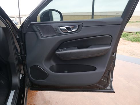 Used 2019 Volvo XC60 T5 Momentum w/ Protection Package Premier image 11