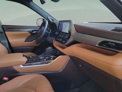 Used 2020 Toyota Highlander Platinum image 11