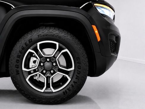 Used 2023 Jeep Grand Cherokee Trailhawk w/ Advanced Protech Group II AWD/4WD image 9