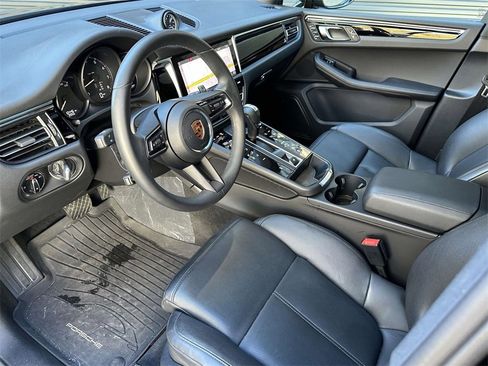 Used 2025 Porsche Macan image 4
