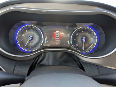 Used 2023 Chrysler Pacifica Touring-L FWD image 29