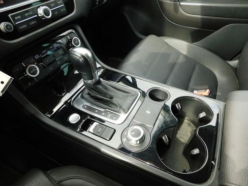 Used 2014 Volkswagen Touareg Sport image 22