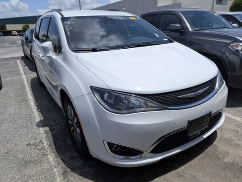 Used 2020 Chrysler Pacifica Touring-L Plus w/ Advanced Safetytec Group FWD image 1