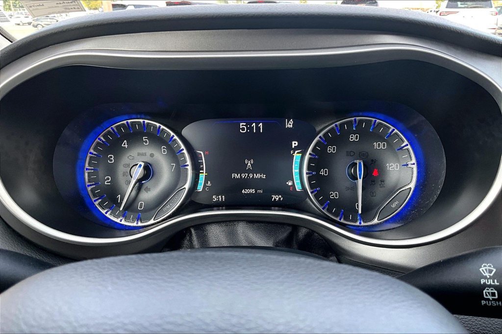 Used 2023 Chrysler Pacifica Touring-L FWD image 20