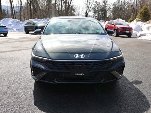 Used 2025 Hyundai Elantra SEL image 2