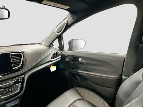 New 2026 Chrysler Pacifica Select w/ S Appearance Package image 22