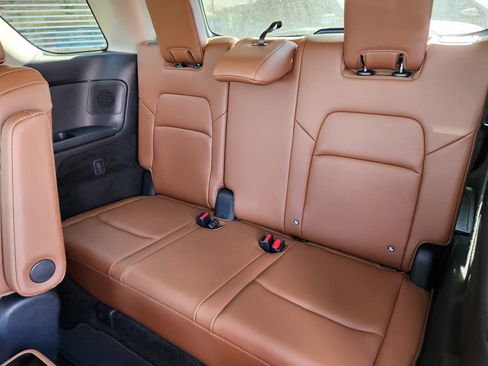 Used 2025 Nissan Pathfinder Platinum image 11