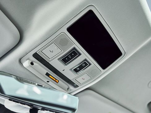 Used 2024 Land Rover Defender 110 SE image 87