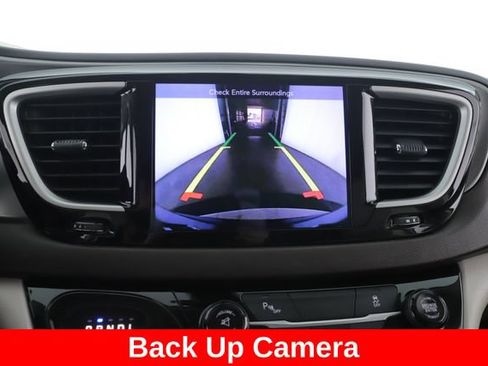 Used 2017 Chrysler Pacifica Touring-L FWD image 23