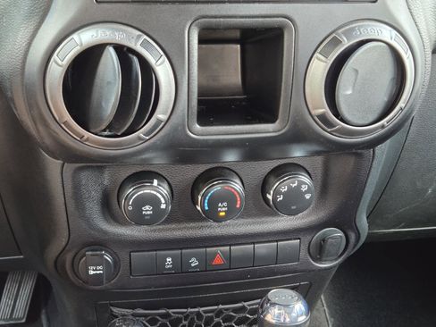 Used 2018 Jeep Wrangler Unlimited Sport w/ Connectivity Group AWD/4WD image 24