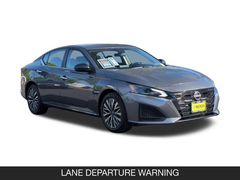 Used 2025 Nissan Altima 2.5 SV FWD image 2