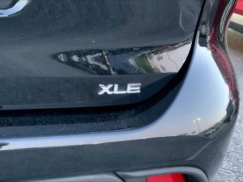 Used 2022 Toyota Highlander XLE AWD/4WD image 10