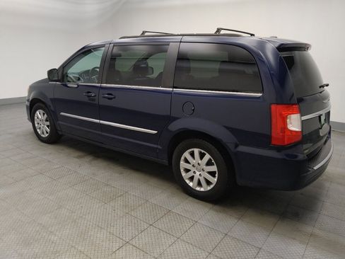 Used 2016 Chrysler Town & Country Touring image 3