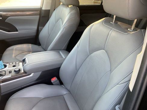 Used 2023 Toyota Highlander Limited image 11