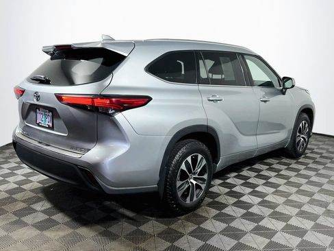 Certified 2021 Toyota Highlander XLE AWD/4WD image 7