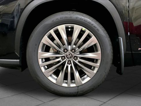 New 2026 Toyota Highlander Platinum AWD/4WD image 11