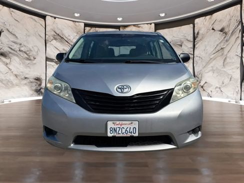 Used 2011 Toyota Sienna w/ Towing Pkg FWD image 2
