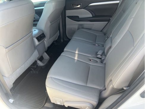 Certified 2017 Toyota Highlander XLE AWD/4WD image 7