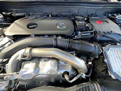 Used 2025 Mercedes-Benz GLB 250 4MATIC image 9