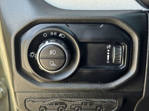 Used 2025 Jeep Gladiator Sport AWD/4WD image 22