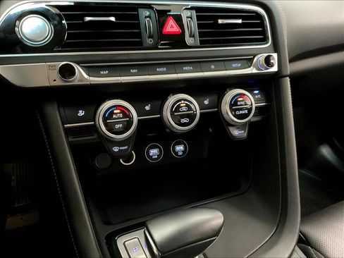 Used 2022 Genesis G70 2.0T RWD image 25