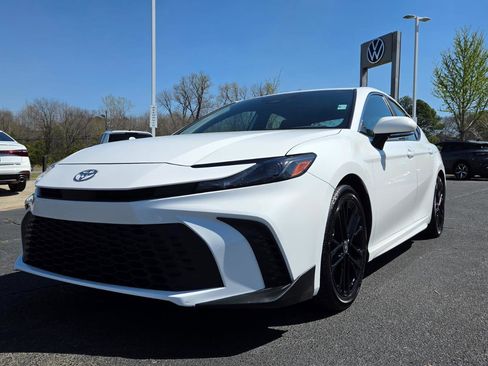 Used 2025 Toyota Camry SE image 9