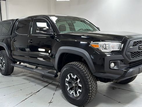 Used 2017 Toyota Tacoma TRD Off-Road w/ Premium & Technology Package image 3
