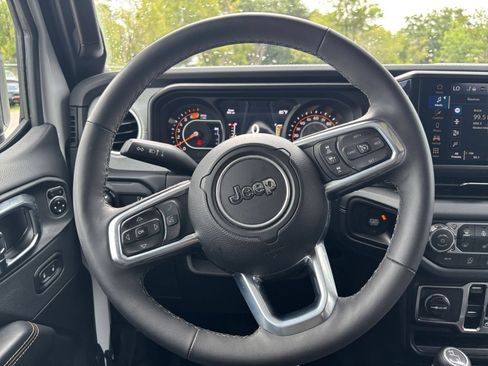 Used 2025 Jeep Wrangler Unlimited Sahara AWD/4WD image 25