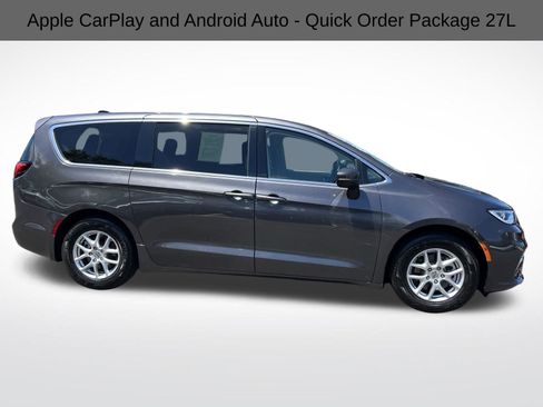 Used 2023 Chrysler Pacifica Touring-L image 10