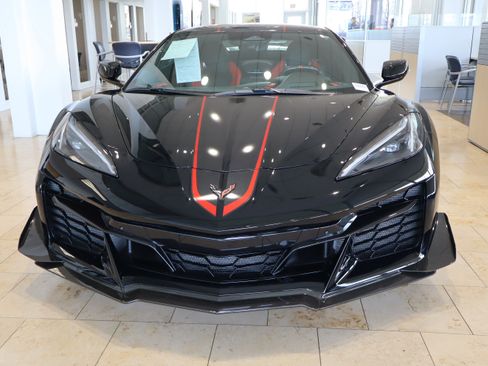 Used 2024 Chevrolet Corvette Z06 w/ Z07 Performance Package image 3