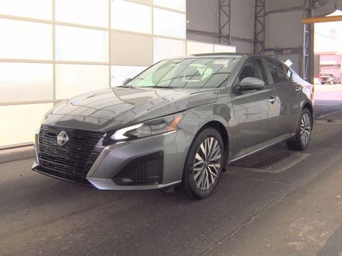 Used 2025 Nissan Altima 2.5 SV w/ SV Premium Package image 3