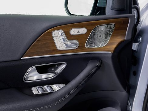 Used 2025 Mercedes-Benz GLS 450 4MATIC image 25