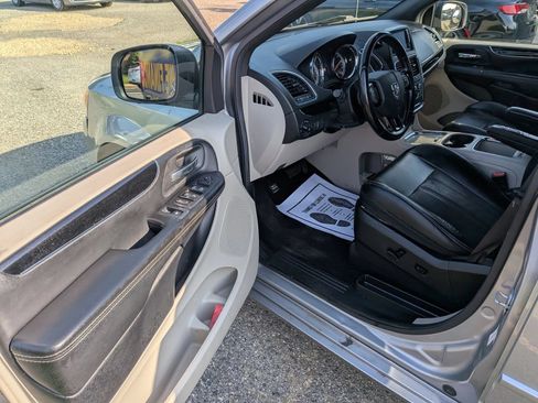 Used 2019 Dodge Grand Caravan SXT FWD image 16
