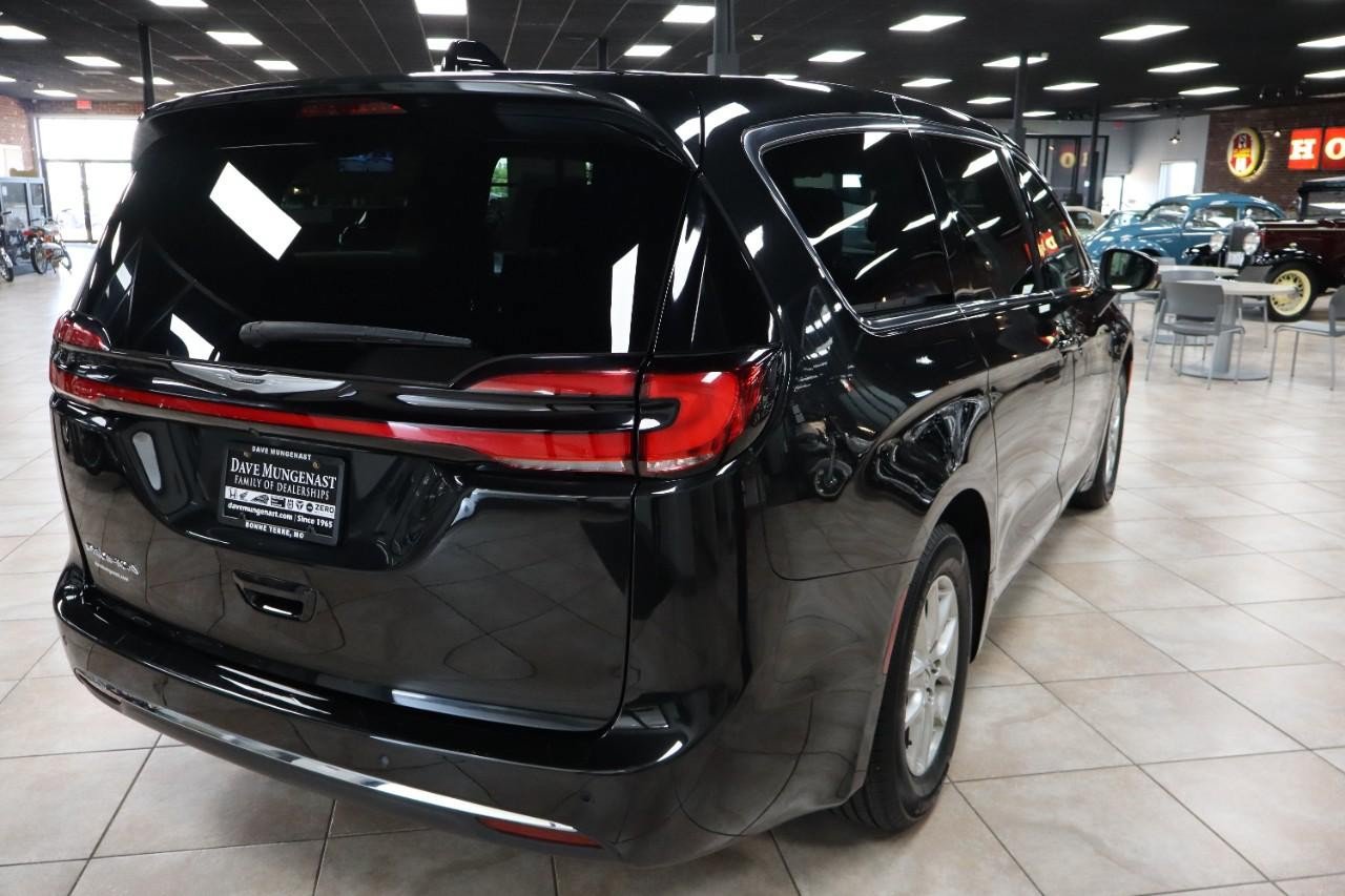 Used 2023 Chrysler Pacifica Touring-L FWD image 6