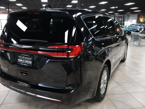 Used 2023 Chrysler Pacifica Touring-L FWD image 6